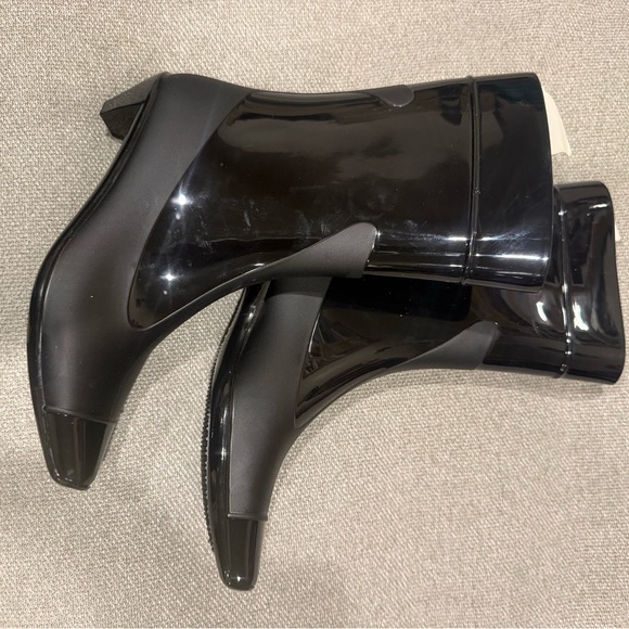 Sleek Black Women's Winter Boots - Picture 2 of 3